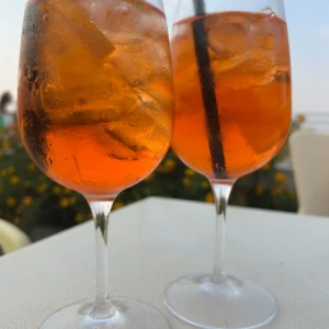 Aperitivo con due bicchieri del Bar Maremoto
