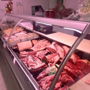 Vista complessiva del bancone della Macelleria Carni Sabatini