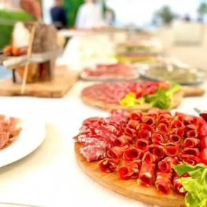 Buffet con salumi per antipasto del Villaggio Camping da Mario