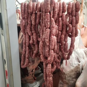 Cella frigorifera con all'interno salsicce della Macelleria Carni Sabatini