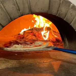 Infornata pizza nella pizzeria del Villaggio Camping da Mario