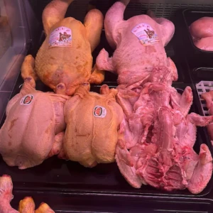 Polli nel bancone della Macelleria Carni Sabatini