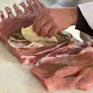 Preparazione su banco della Macelleria Carni Sabatini
