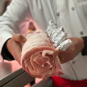 Preparazione carne in mano al macellaio della Macelleria Carni Sabatini