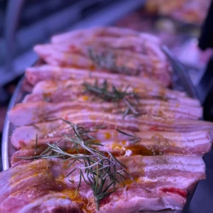 Preparazione carne con rosmarino della Macelleria Carni Sabatini