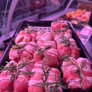 Preparazione involtini con rosmarino della Macelleria Carni Sabatini