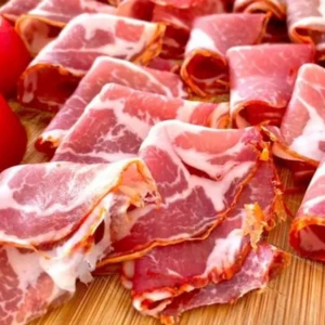 Primo piano su un tagliere di salumi del Villaggio Camping da Mario