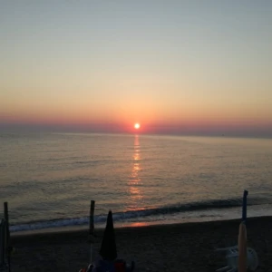 Vista panoramica mare all'alba dal Bar Maremoto