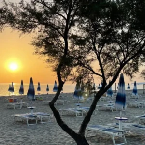 Vista della spiaggia all'alba del Villaggio Camping da Mario