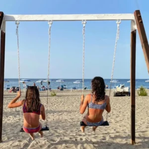 Vista spiaggia da dietro un'altalena del Villaggio Camping da Mario