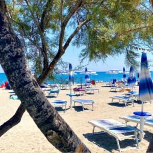 Vista della spiaggia da dietro gli alberi del Villaggio Camping da Mario