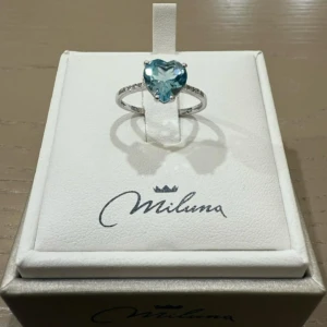 Anello con pietra azzurra a forma di cuore da Valenzano Gioielleria