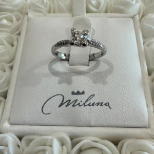 Anello con pietra Miluna da Valenzano Gioielleria