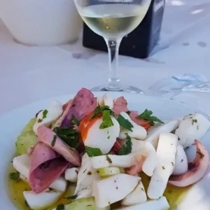 Antipasto di mare con bicchiere di vini da La Baracca