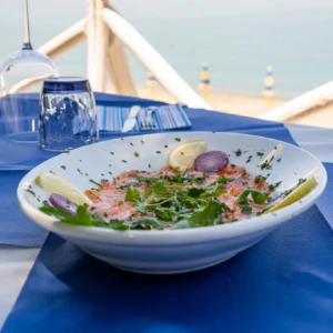 Antipasto di pesce con sfondo mare al Magic Beach