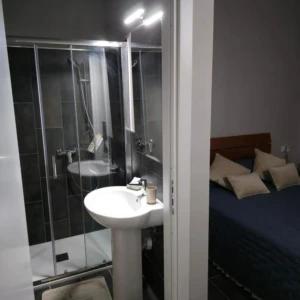 Bagno accanto a camera da letto del B&B Del Corso