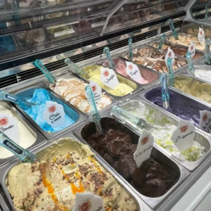 Vista angolata del bancone dell'Antica Gelateria Fortino
