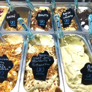 Vari gusti nel bancone dell'Antica Gelateria Fortino
