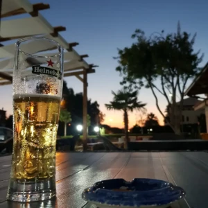 Birra alla spina sopra un tavolino con sfondo una fantastica alba