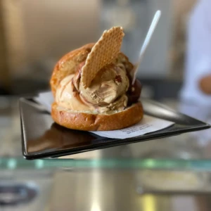 Brioche ripiena di gelato e biscotto Antica Gelateria Fortino