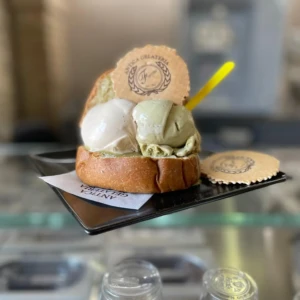 Brioche ripiena di gelato Antica Gelateria Fortino