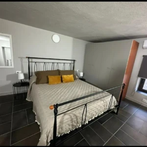 Camera da letto vista angolata con finestra del B&B Del Corso