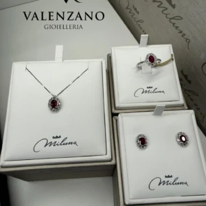 Completo Miluna con collana anello e orecchini con pietra rossa da Valenzano Gioielleria