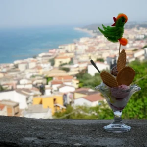 Coppa gelato con vista panoramica Cariati Antica Gelateria Fortino