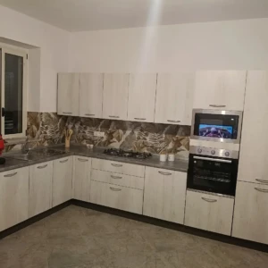 Cucina in legno chiaro da Mobilificio Madera