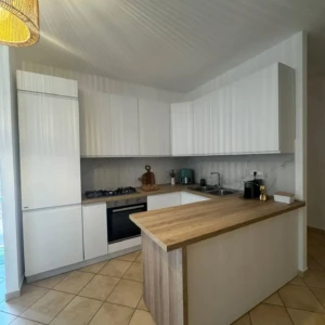 Cucina bianca e piano in legno da Mobilificio Madera