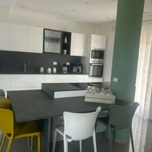 cucina bianca e marmo grigio con isola centrale da Mobilificio Madera