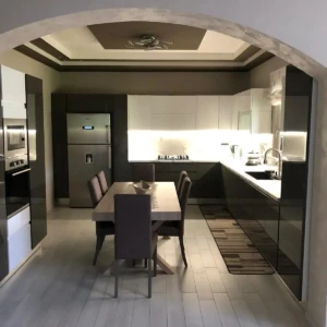 Cucina moderna con tavolo centrale grigio da Mobilificio Madera