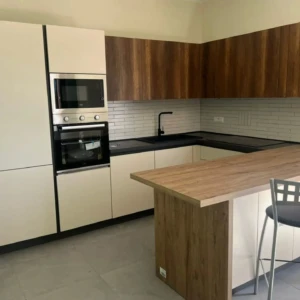 Cucina bianca, paino nero e color legno da Mobilificio Madera