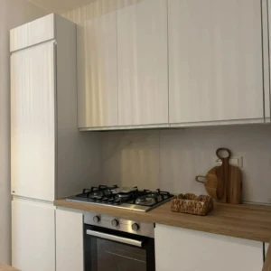 Vista ravvicinata cucina bianca piano in legno da Mobilificio Madera