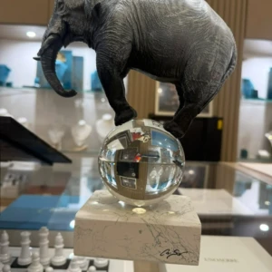 Elefante su sfera di cristallo da Valenzano Gioielleria