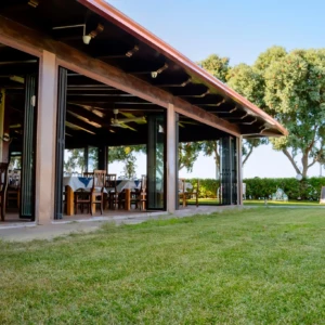 Eterno ristorante dal basso con prato del Esterno ristorante