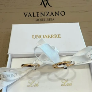 Fedi nuziali Unoaerre per lei e lui da Valenzano Gioielleria