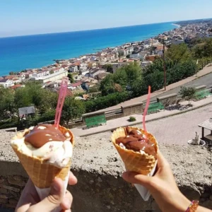Due coni gelato e panorama Cariati Antica Gelateria Fortino