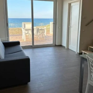 Salotto con vista mare di Green House Beach