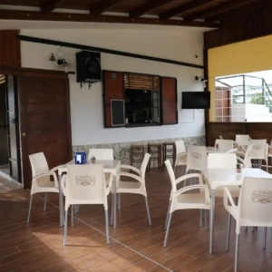Interno bar Micos con sedie e tavolini