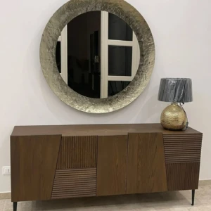 Mobile in legno con motivi orizzontali e verticali, lampada e specchio tondo da Mobilificio Madera