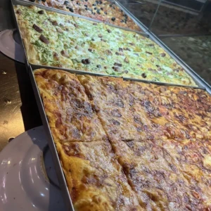 Pizza in teglia nel bancone da La Baracca