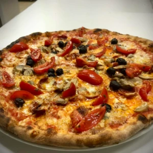 Pizza con olive, funghi e pomodorini da Pizzeria "Da Rino"
