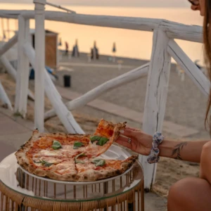 Pizza con vista mare al tramonto al Magic Beach