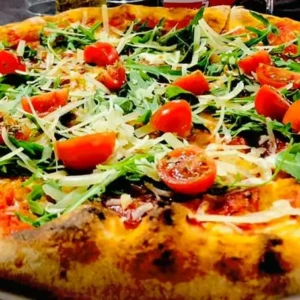 Pizza con rucola, grana e pomodorini da Pizzeria "Da Rino"