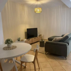 Salotto moderno con tavolino bianco, divano grigio e mobile tv da Mobilificio Madera