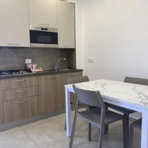 Zona cucina con tavolo San Giovanni Rooms & Apartments