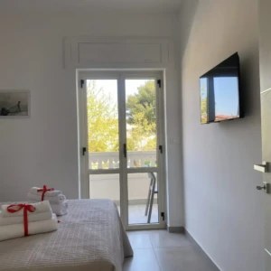 Camera da letto con finestra e TV San Giovanni Rooms & Apartments