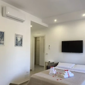 Camera da letto con TV di San Giovanni Rooms & Apartments