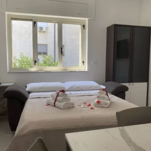Vista letto sotto finestra San Giovanni Rooms & Apartments